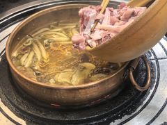 菌菇鸡煲-阿山卓·野生菌火锅·纳西火塘烤肉