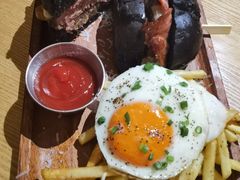 27&nbsp;牛肉汉堡-HELLO 27 意面·沙拉·帕尼尼