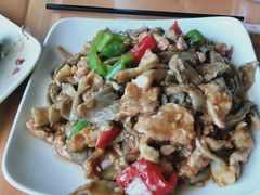 鲜蘑炒肉-大石磨农家宴