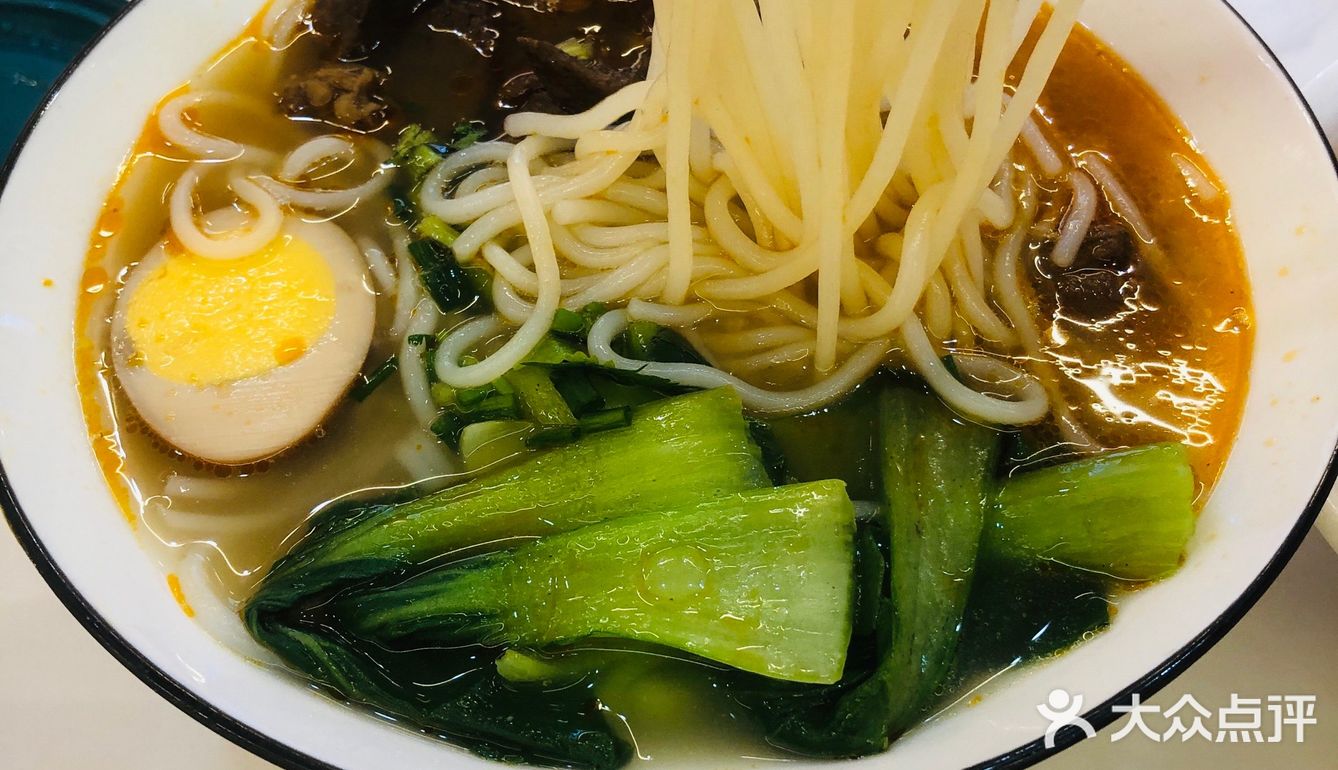 他家的口号是：一碗米粉 八块牛肉