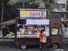 -海南大学南门小吃一条街