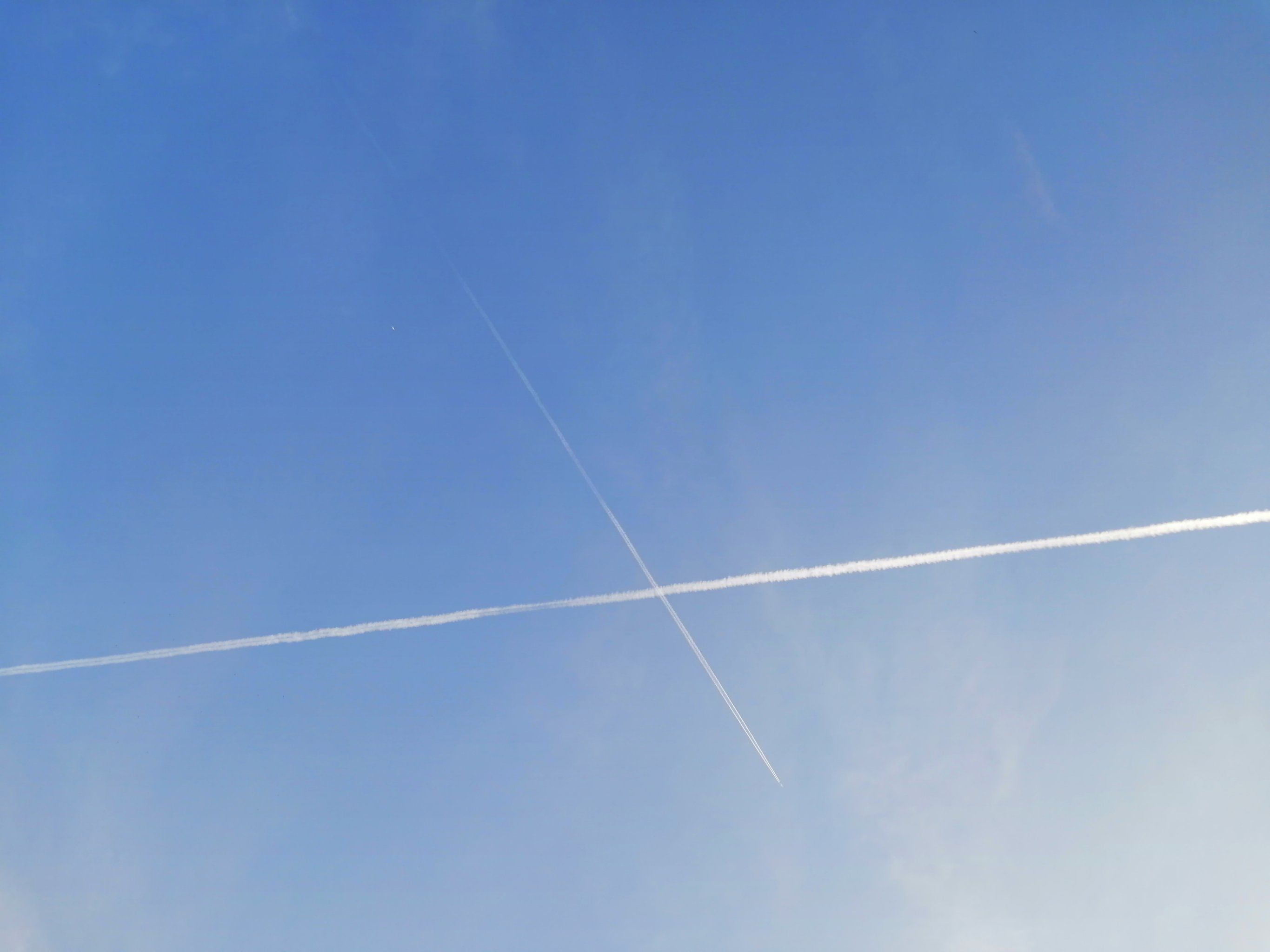 天空中的飞机线