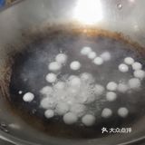 利用家里的糯米粉来做一个简单的小丸子吧！