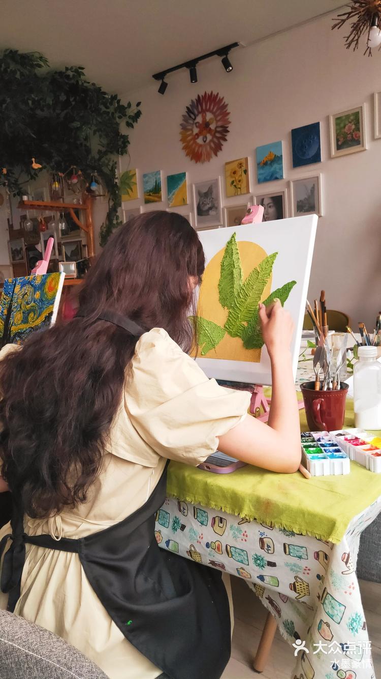 画画的女生最美