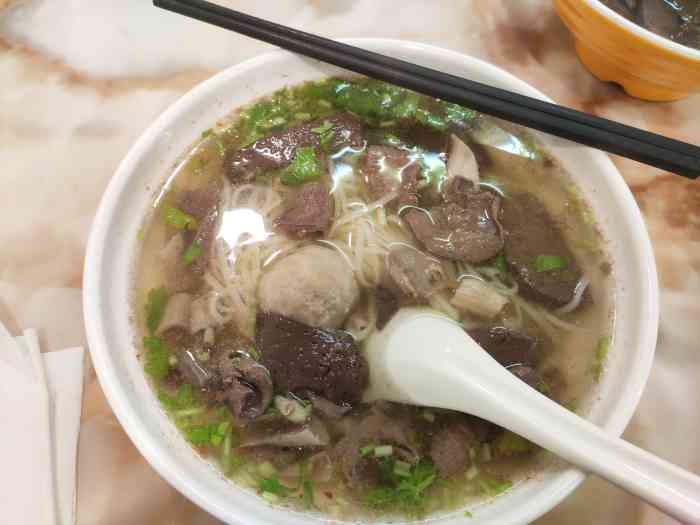 物碗鹅肉粿条-"「鹅汤斋粿条」粿条汤应该是鹅肉熬出来的.