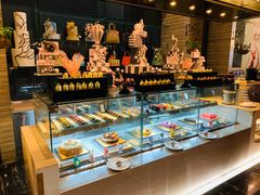 面包甜点陈列柜-富力希尔顿酒店·地阔自助餐厅