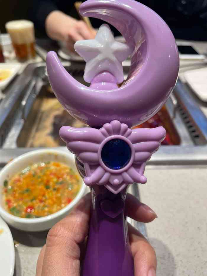 常去海底捞吃火锅,这次去吃要了一盘小的火腿肠还有一个仙女棒,体验