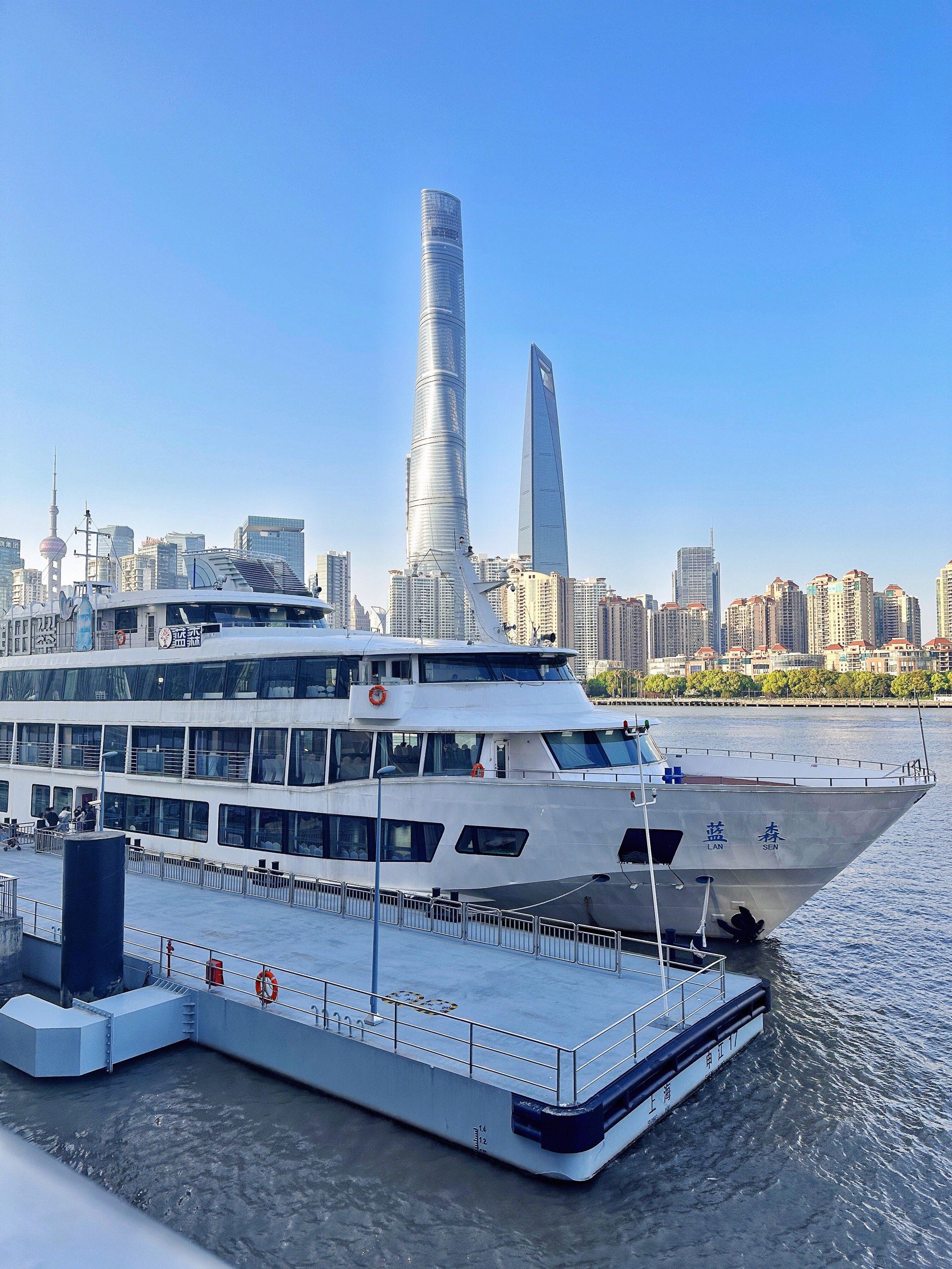 居然选择在黄浦江上的游轮上举办婚礼
我也是第1次参加这样的婚礼