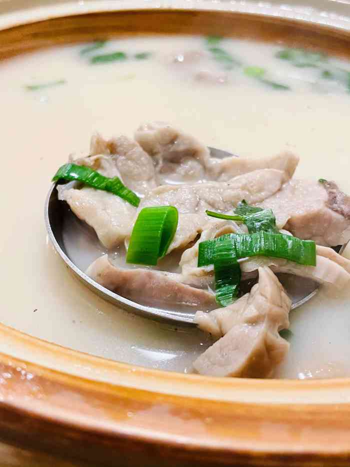 和朋友来这家本帮菜馆吃饭对招牌肺头汤印象深刻他家的生意挺不错哦看