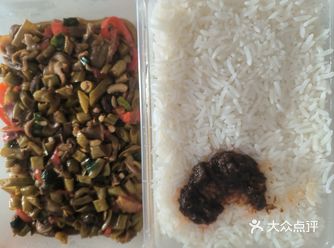 黄大妈超级木桶饭还是很好吃的，酸辣鸡杂很不错