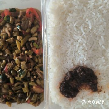 黄大妈超级木桶饭还是很好吃的，酸辣鸡杂很不错