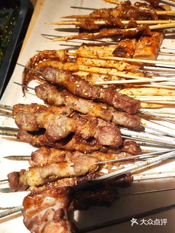 新鲜大虾，烧烤后淋上香辣酱，辣而不失鲜美。烤鲫鱼