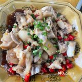 招呼着就坐下开始点餐 因为坐在室外