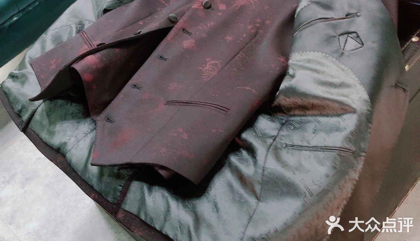 某某某主持人定制的西服已到