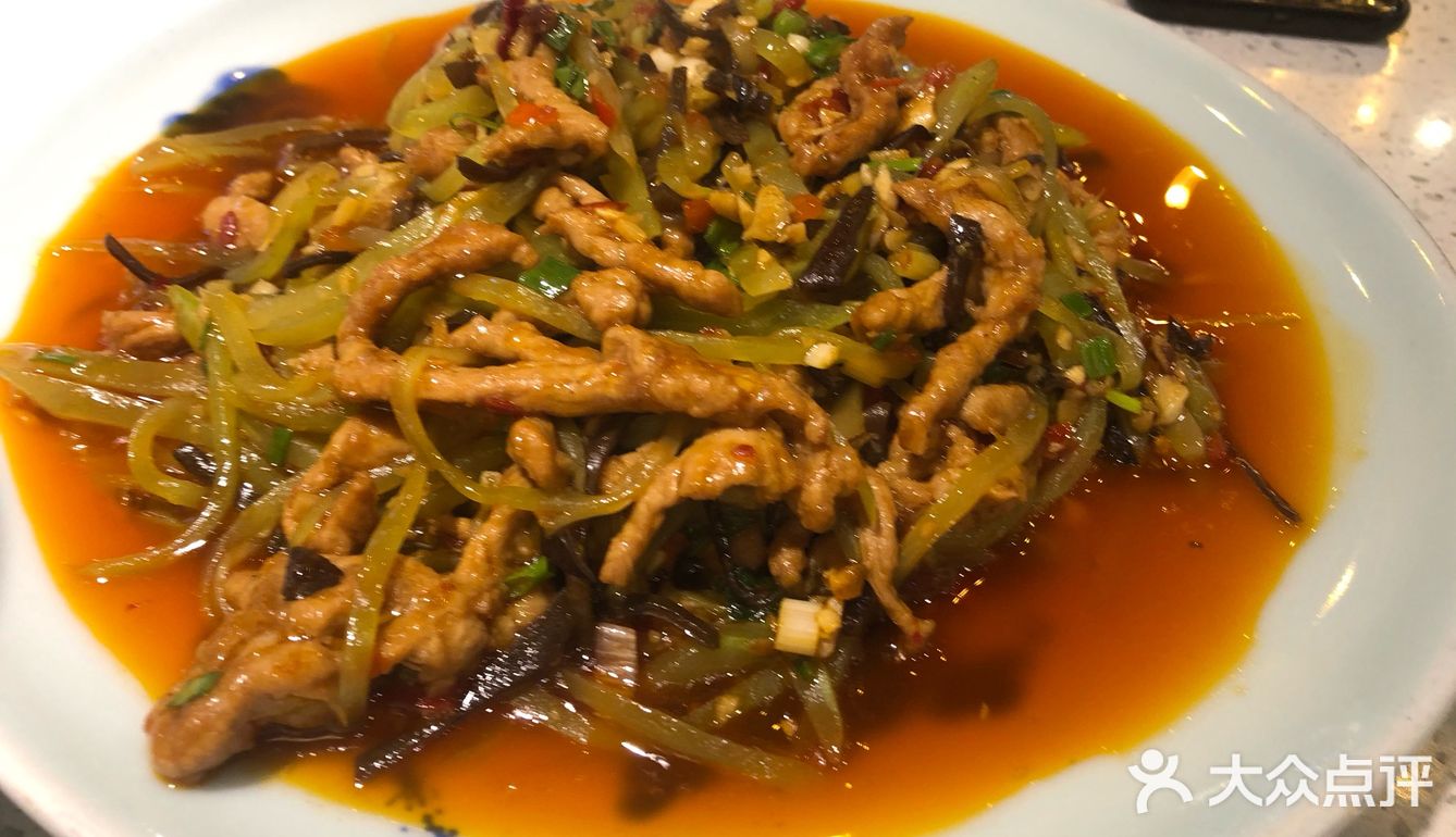 肉质很嫩,那个绿色的菜也还不错,也不是很油