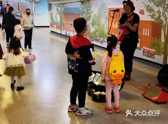 美好的东山口地下隧道，有歌听有展览有花卖