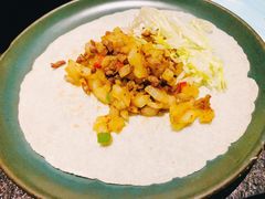 羊肉配手工卷饼-丝路金桃·新疆菜(徐汇店)