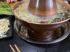 -果松木炭酸菜铜火锅·外婆参鸡汤