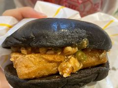 黑黑真香堡-麦当劳(健德桥得来速店)