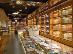 -新华里咖啡书吧(新华书店小寨店)