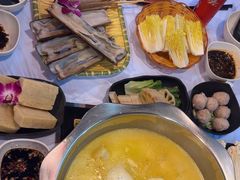 -鲜入围煮花胶鸡海鲜火锅