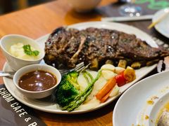 -Chom Cafe and Restaurant