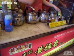壶中的热凉茶-黄振龙凉茶馆