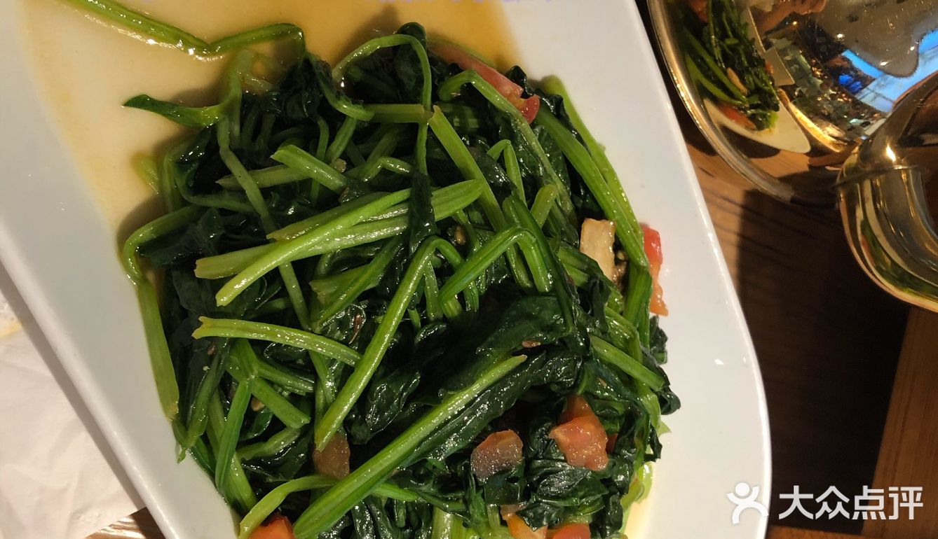 深圳的特色新疆菜大盘鸡羊肉串薄荷茶边吃边看民族舞蹈