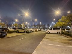 -奕欧来上海购物村停车场