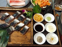 -围炉肉舍•炭烤活鳗•丹东海鲜烤肉(步行街店)