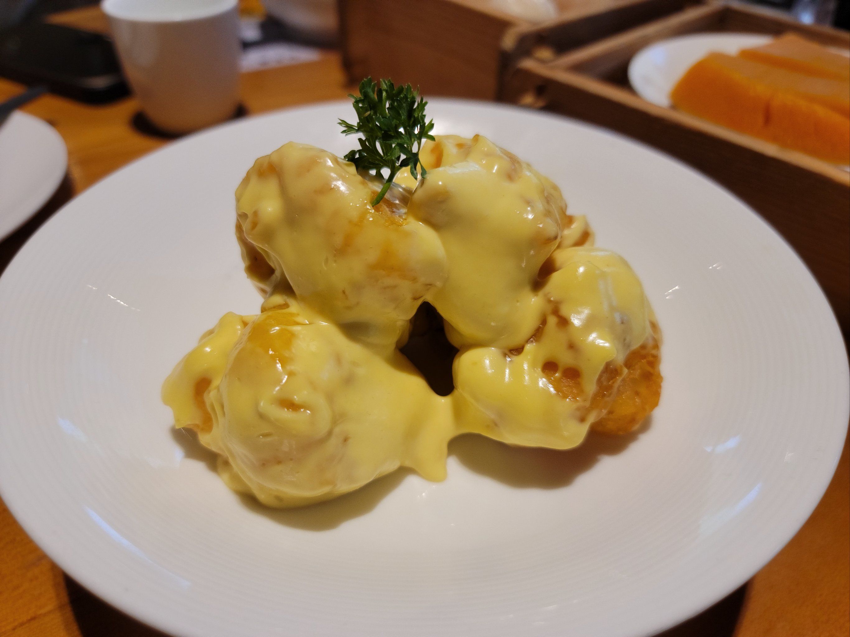 青芥虾球:一份6只 配芥末蛋黄酱 滑嫩q弹还不错
