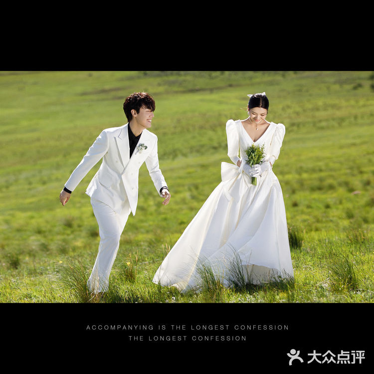 在广袤无垠的草原上来一组绝美婚纱照吧[加油]