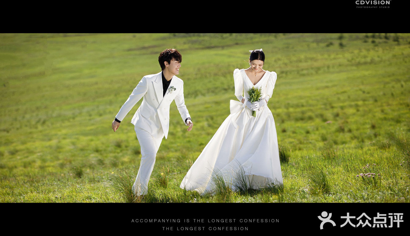 在广袤无垠的草原上来一组绝美婚纱照吧[加油]