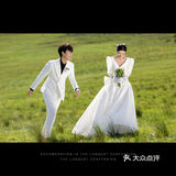 在广袤无垠的草原上来一组绝美婚纱照吧[加油]