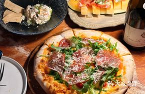 Madrid Ham and Arugula Pizza