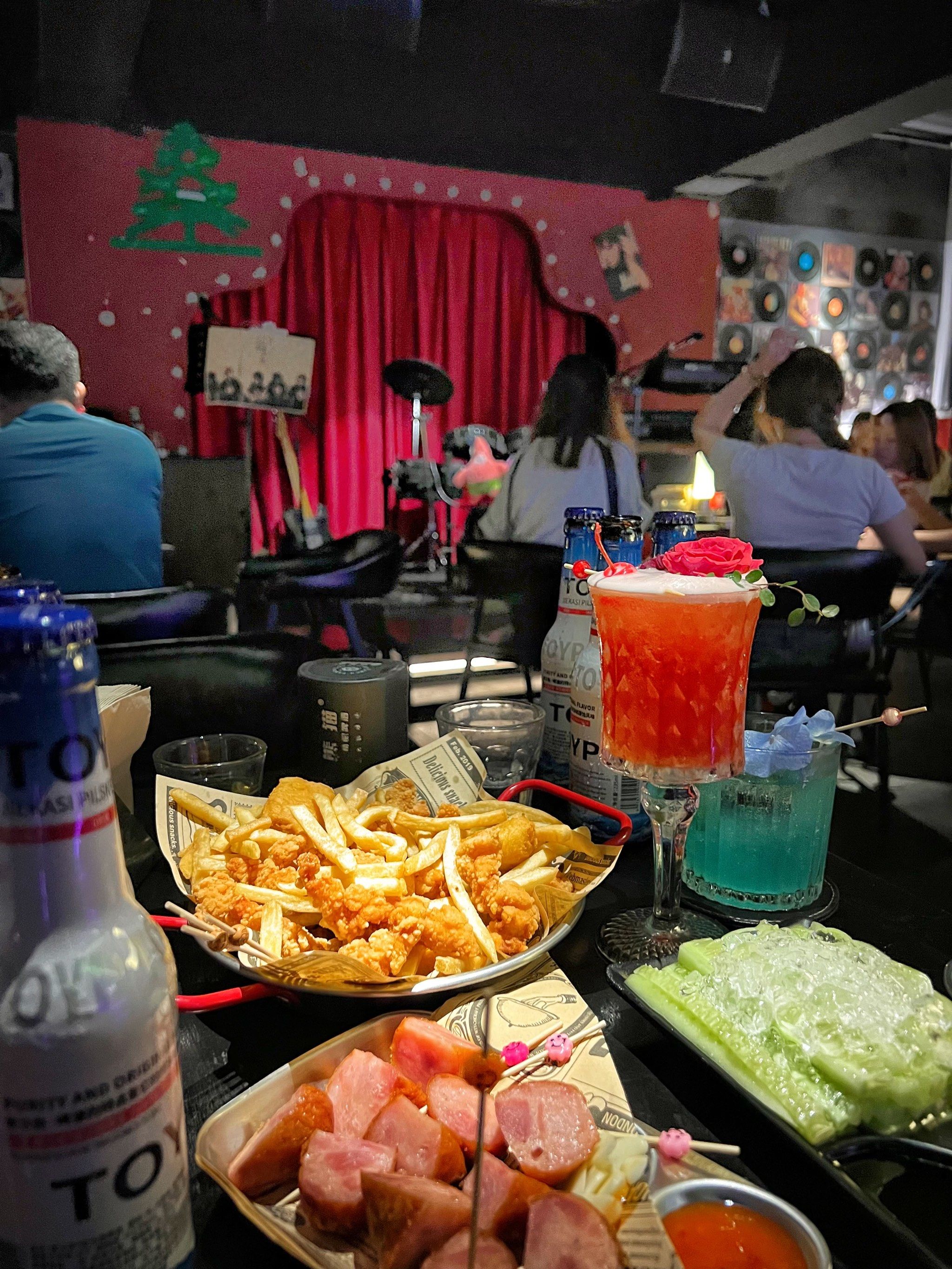 坐等现场演出,整个氛围hin nice 💰