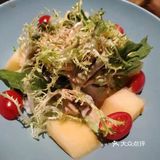 非常醒目，因为那栋楼都是他们店，装修得古香古色