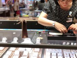 -六福珠寶(百联南方购物中心店)