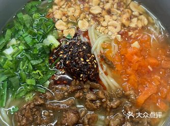 店很干净，米线比那几家网红店做的用心