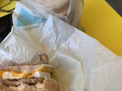破烂的猪柳蛋汉堡-麦当劳(松江飞航广场店)