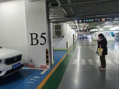 -新世界新丸中心-地下停车场