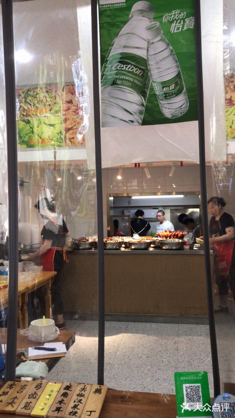 一直很喜欢的卤菜店，就在粮道街上，很大的门面