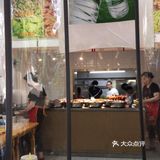一直很喜欢的卤菜店，就在粮道街上，很大的门面