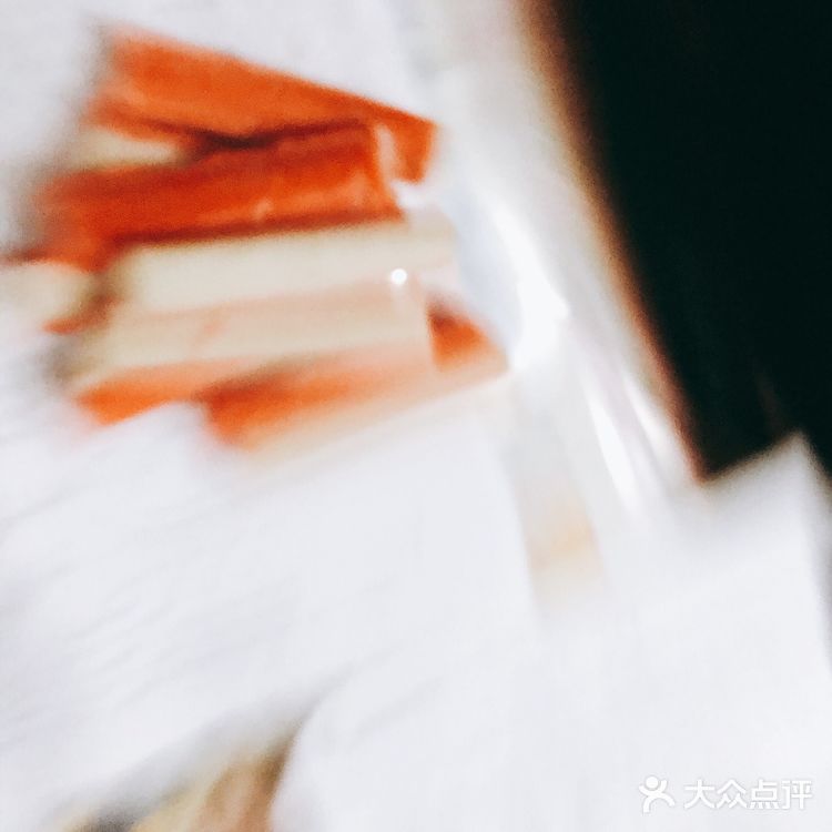 配上一整包麻酱，还有冰可乐一杯，开吃