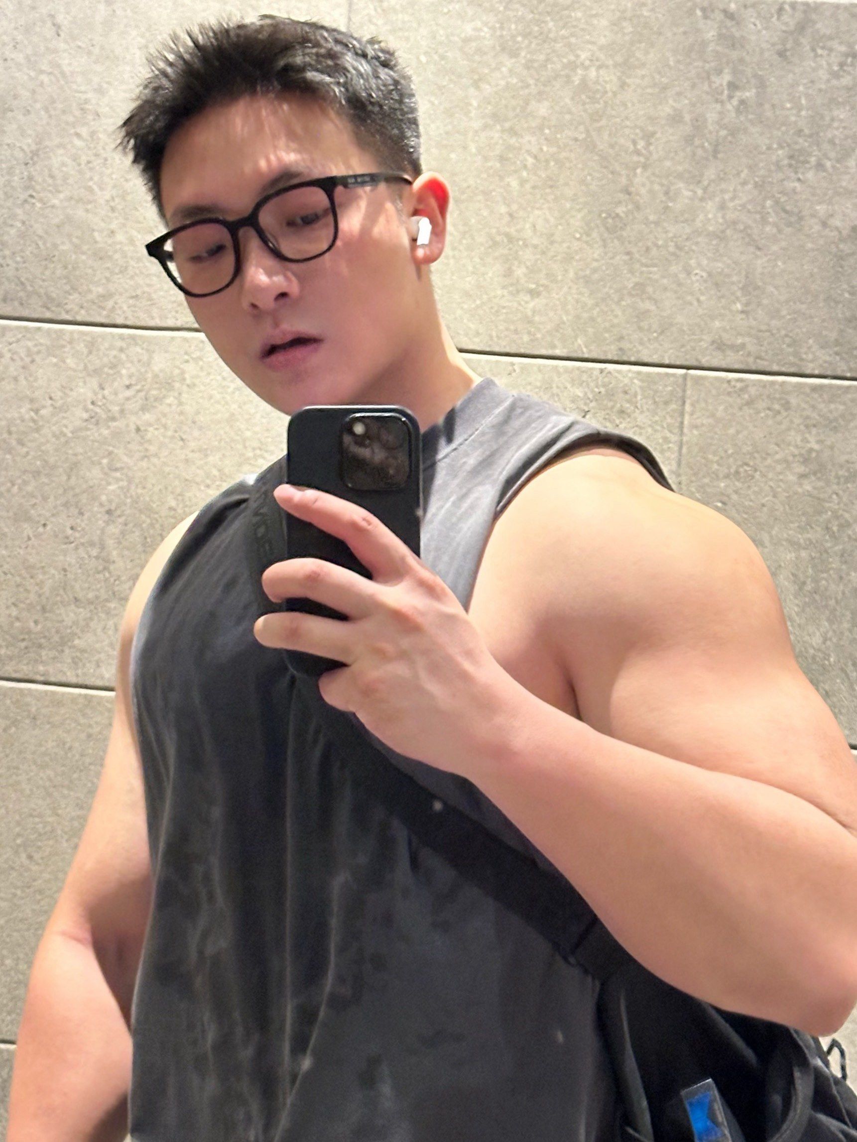 汗水后的健身自拍