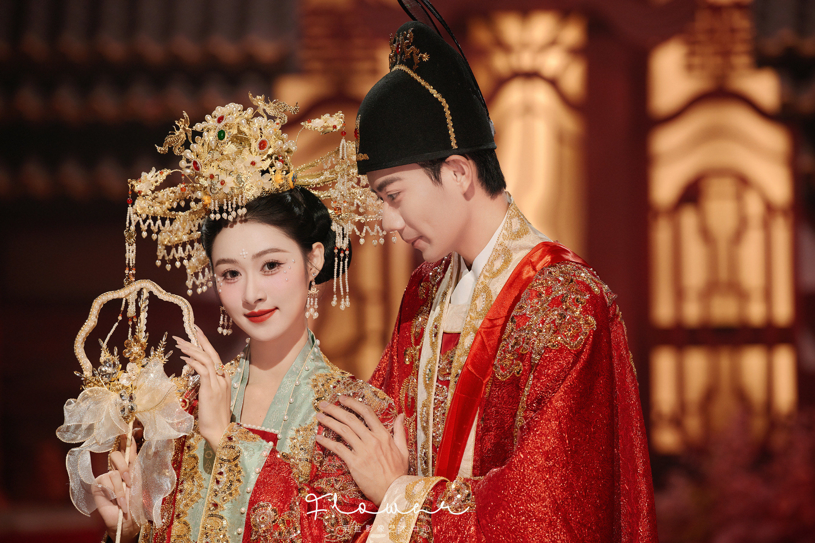 的汉服婚纱照,
拍成古代大婚时的中国式浪漫场景
百鸟朝凤特别版