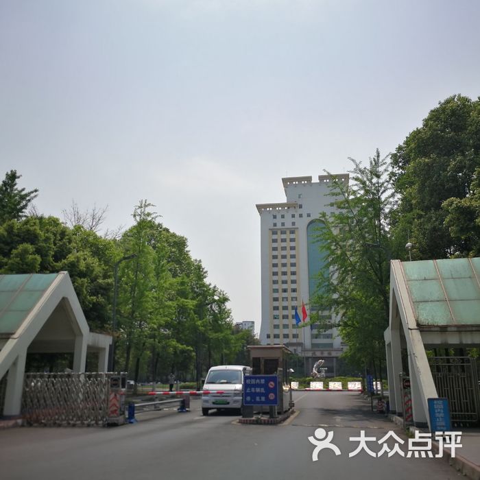 西南财经大学-北大门