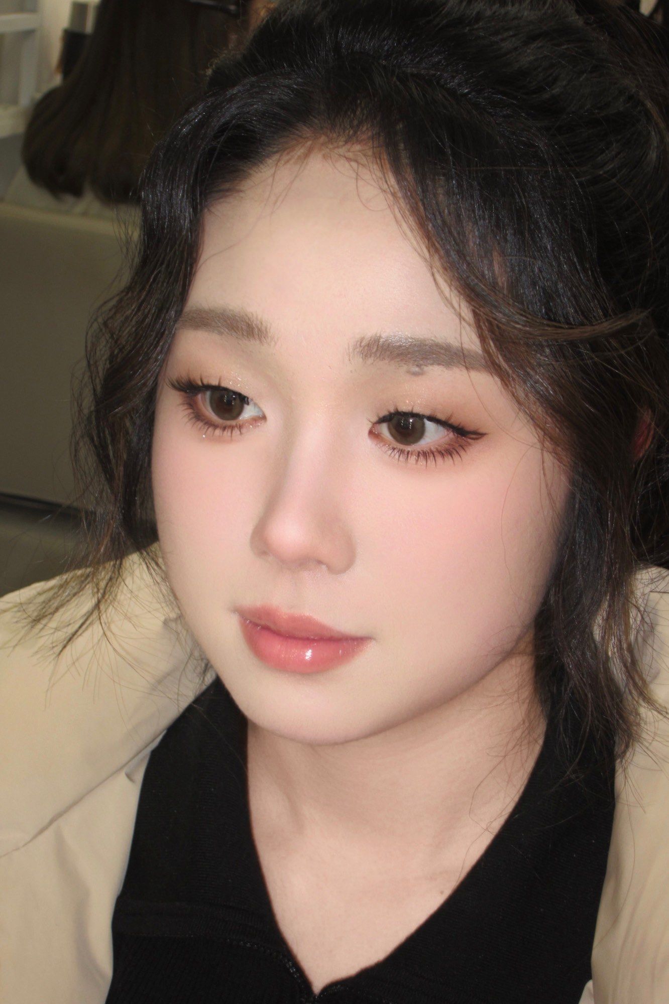 单眼皮自然精致妆容发型