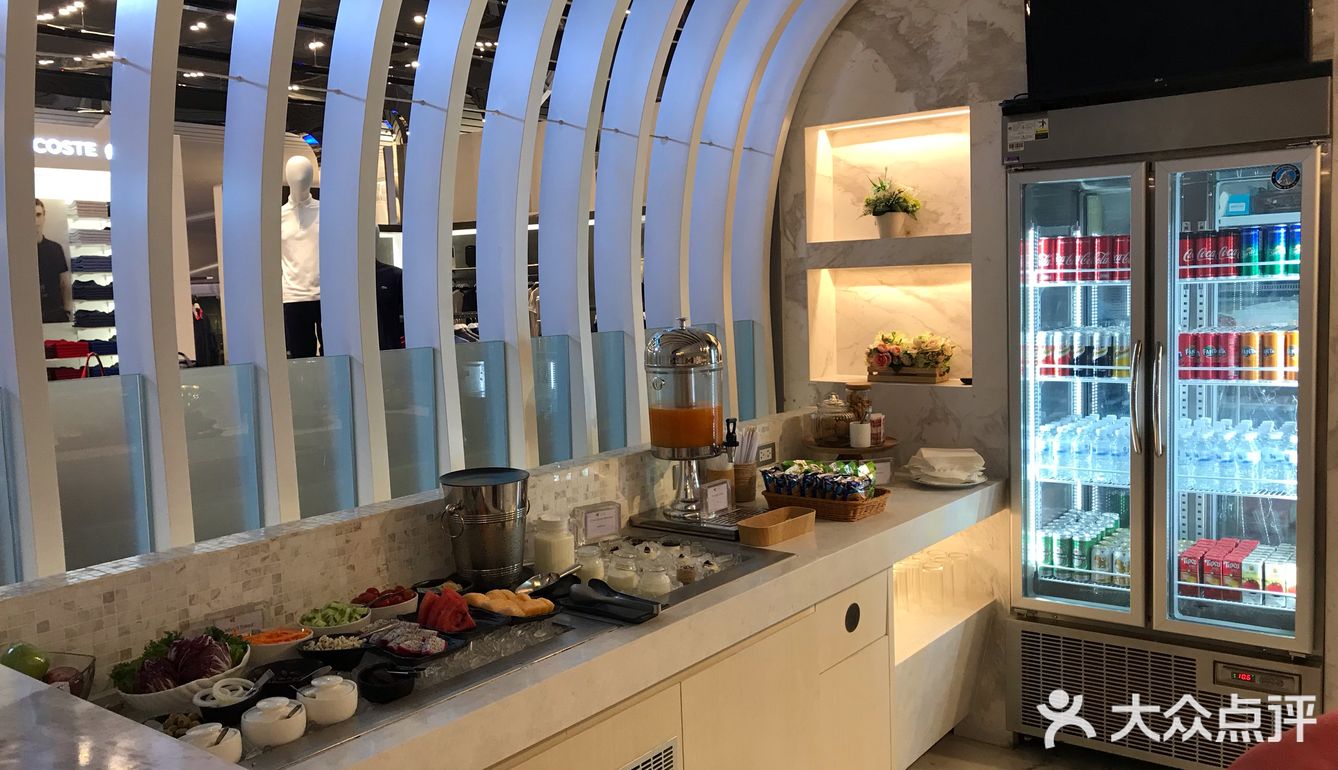 普吉岛回国登机前进贵宾休息厅休息