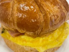 黑松露风味培根蛋可颂堡-COSTA COFFEE(恒基名人购物中心店)